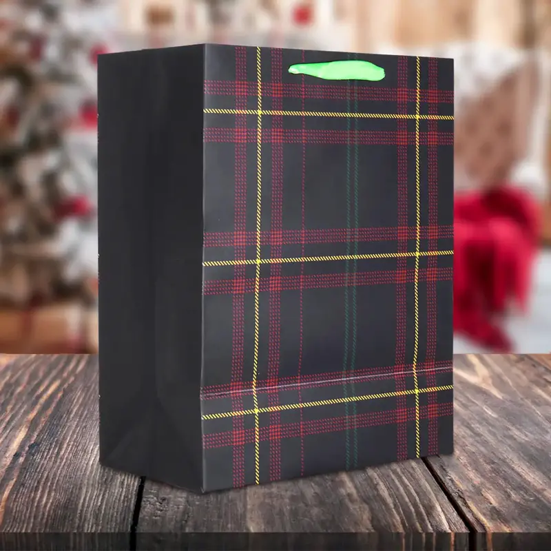 Bolsa De Regalo Navideña, Diseño Cuadros, Color Negro Y Rojo 2