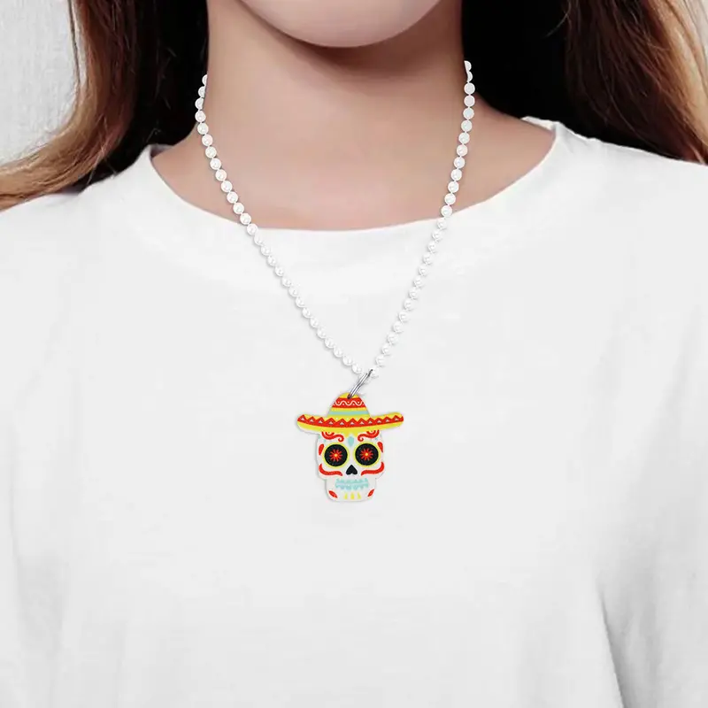 Collar Color Blanco Con Colgante En Forma De Calavera 2