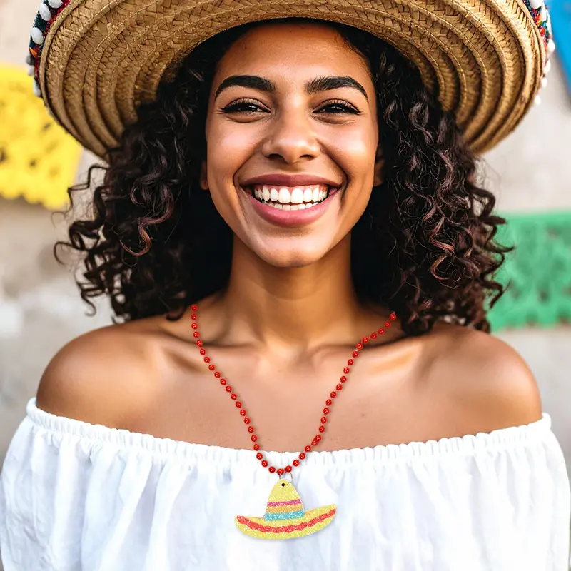 Collar Con Decoración Sombrero, Color Rojo 1