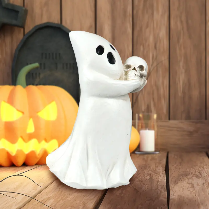 Figura Decorativa En Forma De Fantasma Sosteniendo Una Calavera 2