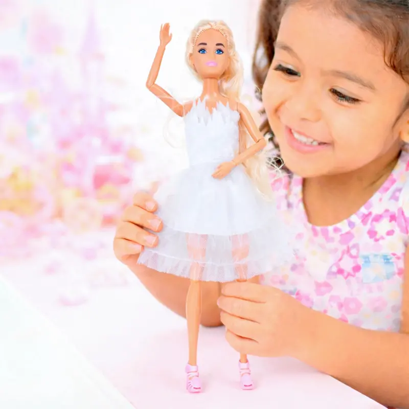 Muñeca Con Vestido Brillante, Color Blanco 2
