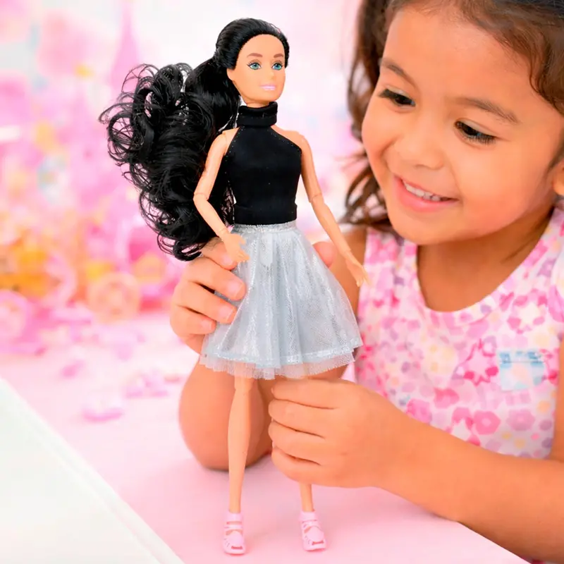 Muñeca Con Vestido Brillante, Color Gris 1