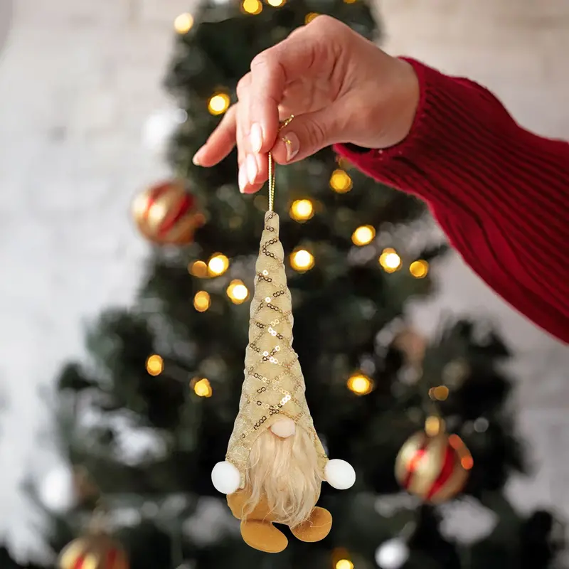 Ornamento En Forma De Gnomo Navideño Color Oro 1