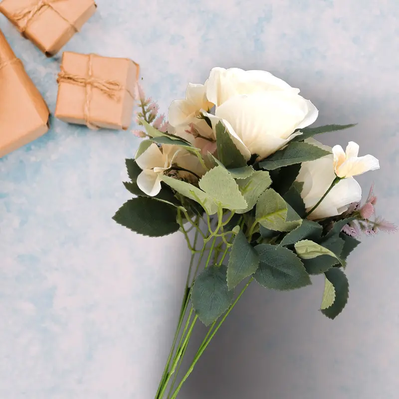 Ramo De Flores Artificiales Color Blanco Con Follaje, 45Cm 2