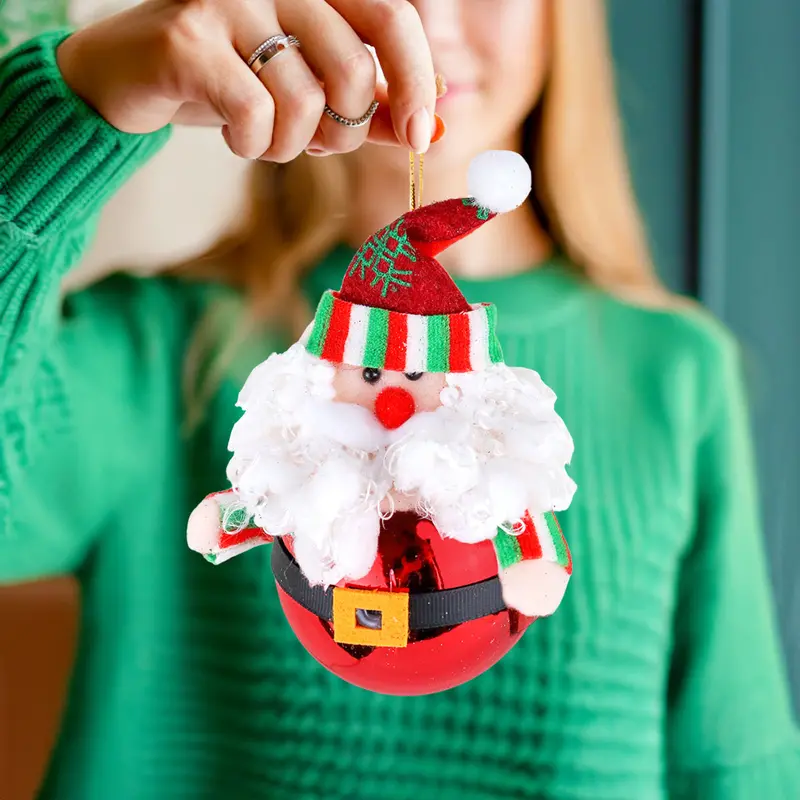 Santa Claus Con Esfera Navideña 1