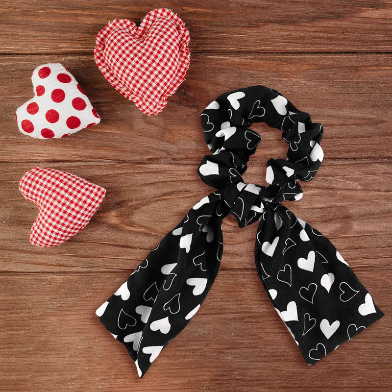 Scrunchie Con Listón De Corazones, Color Negro. 2