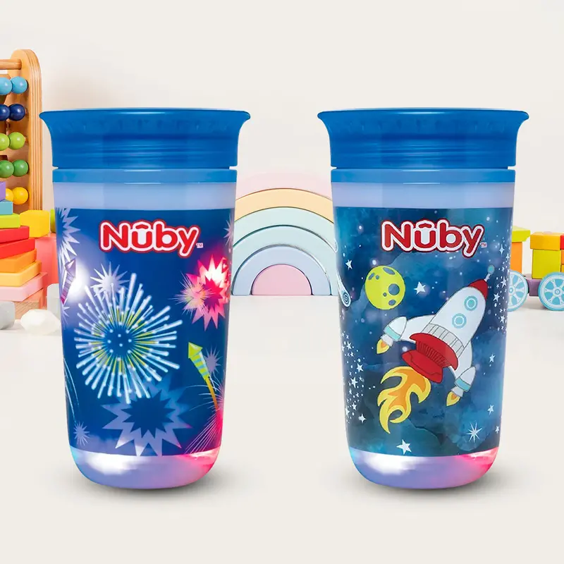 Vaso Entrenador Antiderrames Nuby 360° Luminoso Color Azul Rey 10Oz. 2