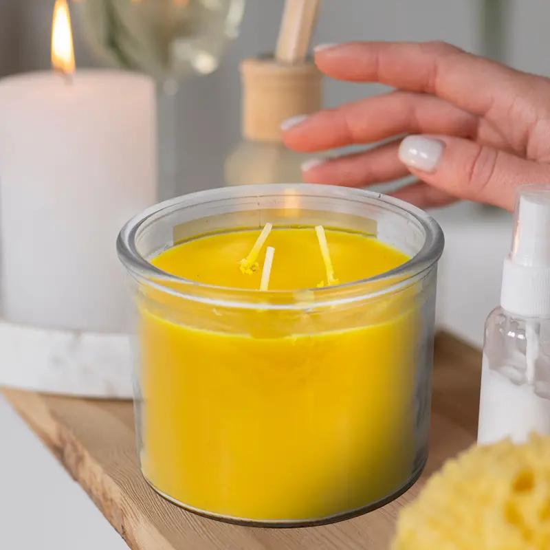 Vela Aromática A Flor De Narciso Y Margarita, 3 Pabilos 2
