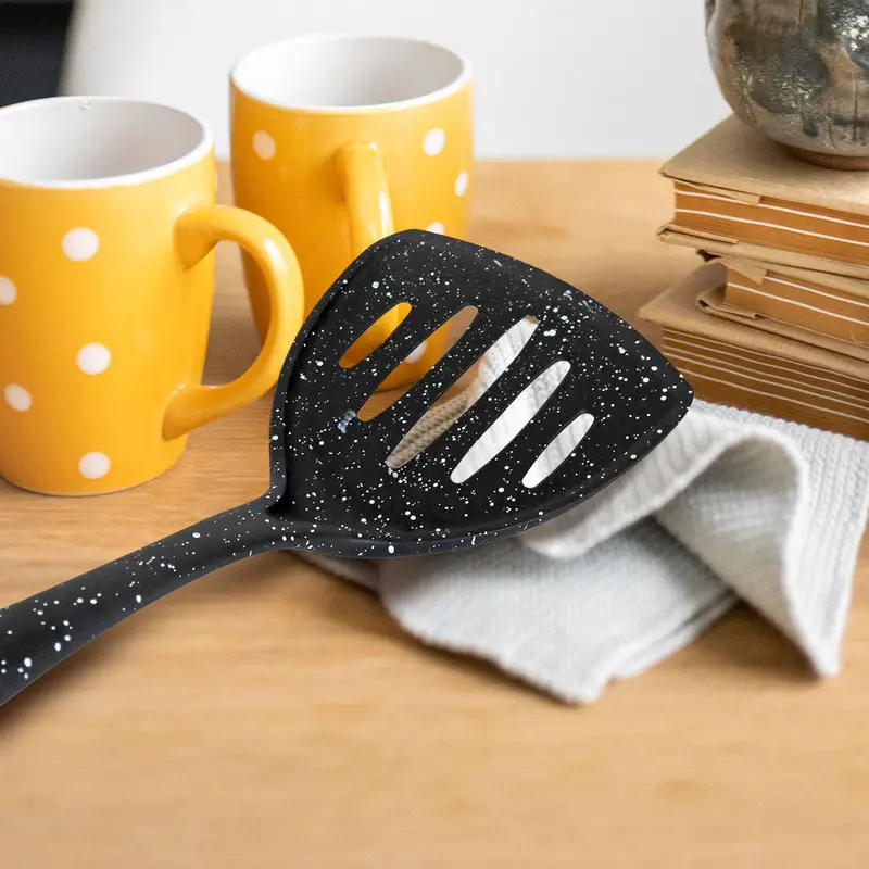 Volteador De Cocina Con Mango Color Madera 1
